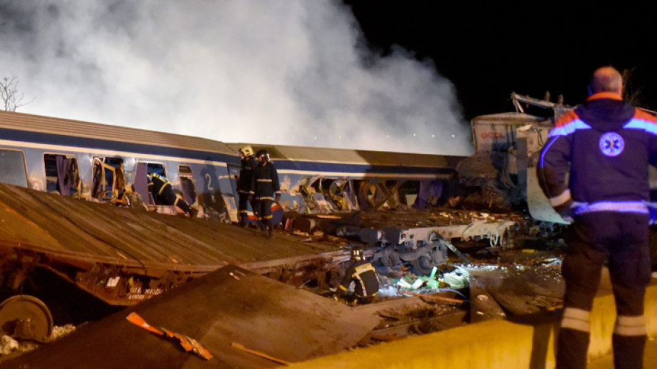 Увеличават се починалите от тежката влакова катастрофа в Гърция информира