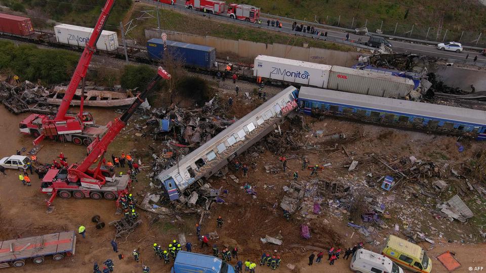 Официално потвърденият брой на загиналите при железопътната катастрофа в Гърция