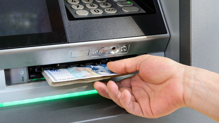 Банките непрекъснато качват таксите и тегленето от банкомат е сред