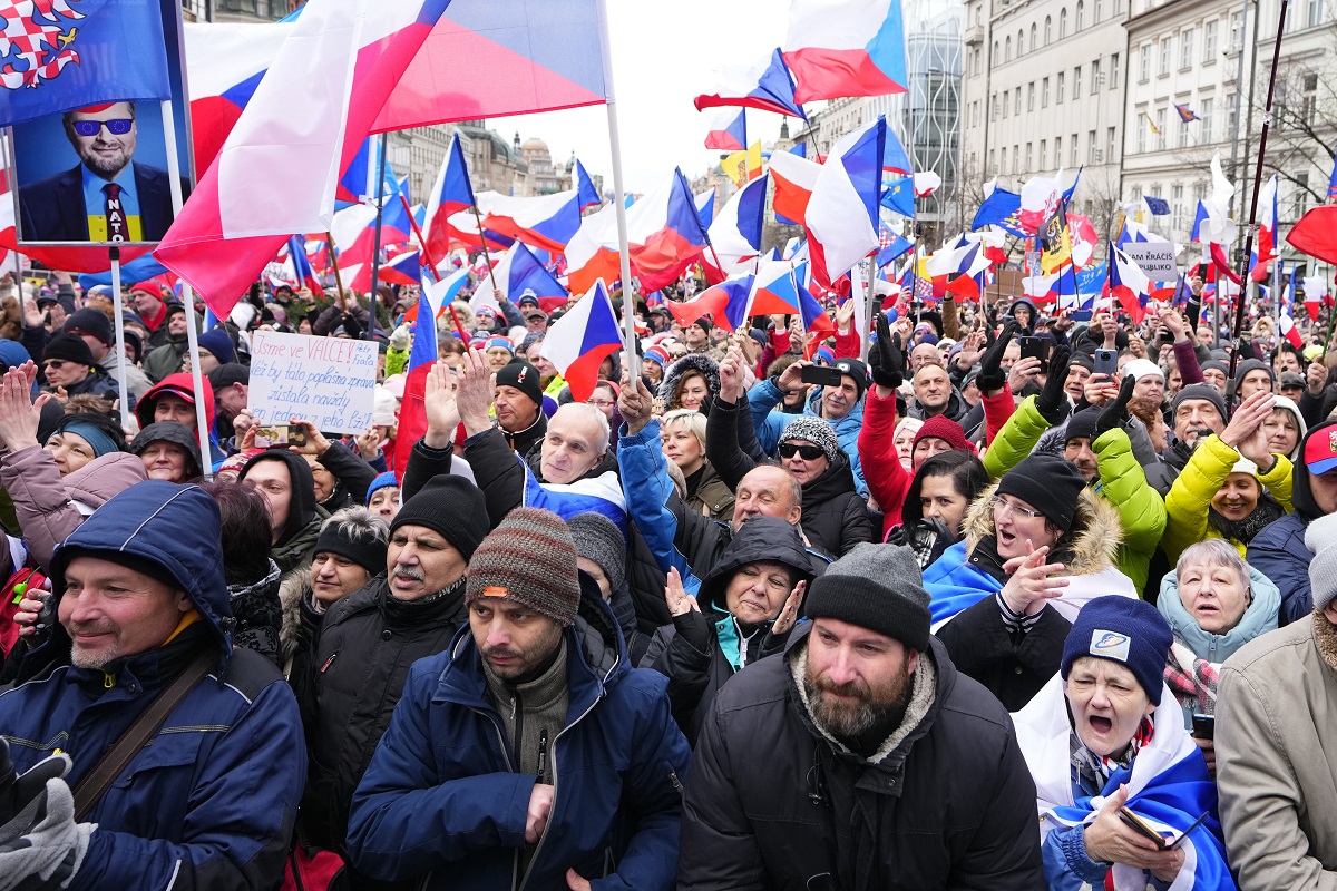 Хиляди излязоха по улиците на Прага на протест срещу чешкото