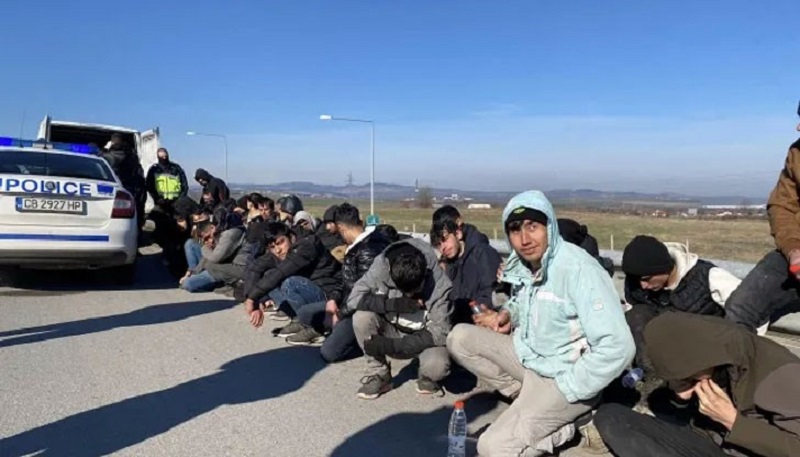 Задържаха над 30 мигранти тази сутрин край София съобщава МВР