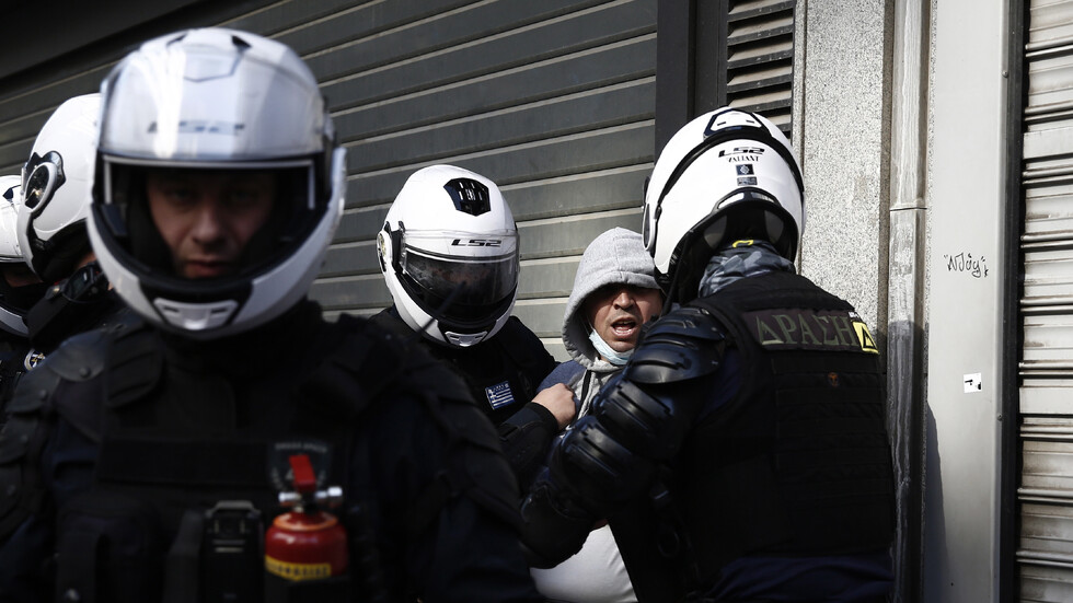Гръцката полиция арестува 21 души при разкриване на схема за