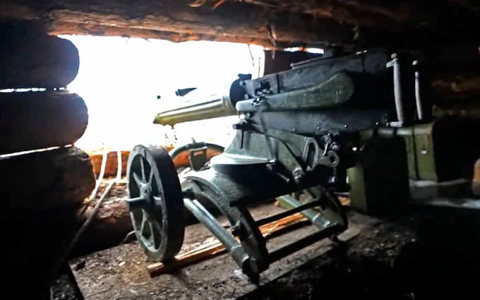 Украинските войници защитаващи град Бахмут в Донбас разчитат на оръдията