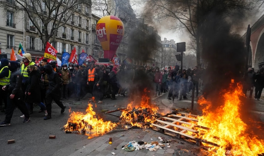 Огнени протести във Франция 2 милиона излязоха по улиците