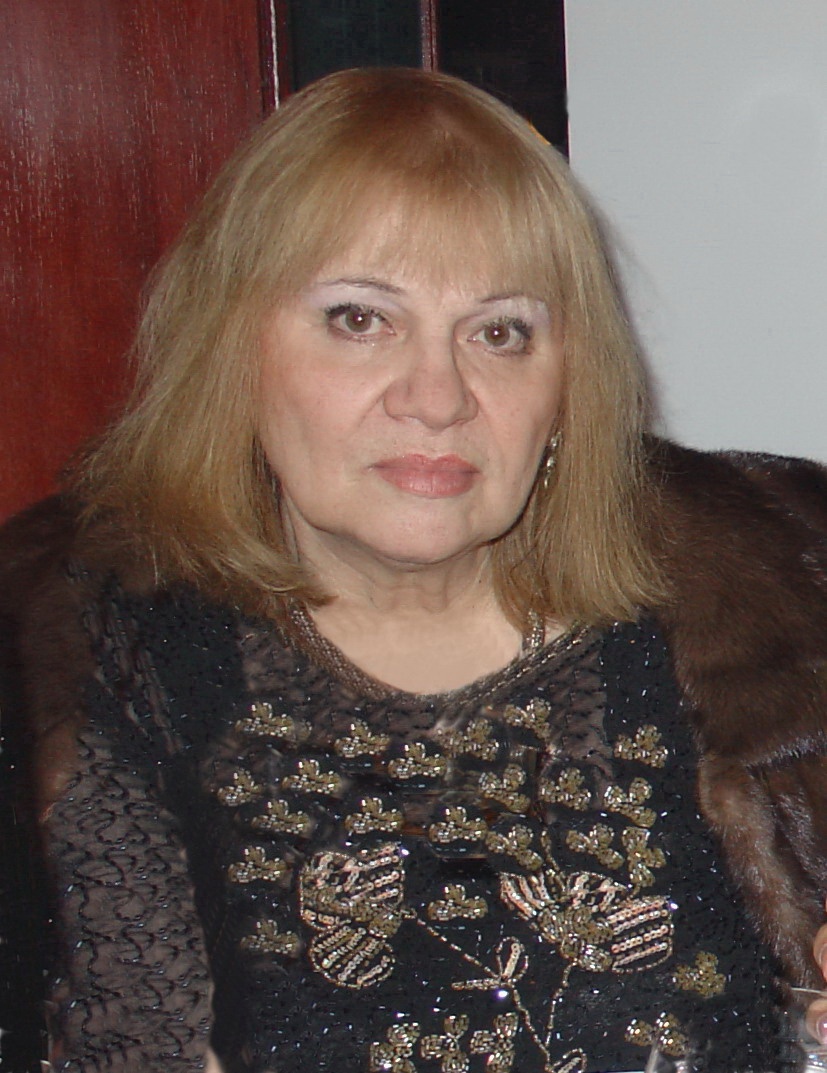 МАРГАРИТА МАРТИНОВА е журналист и издател Завършва във Варна средно