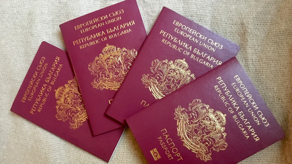 С лична карта или с личен (зелен) паспорт - за