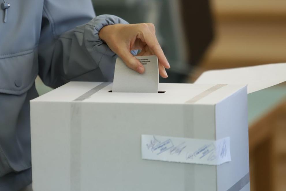 В избирателните списъци на територията на страната фигурират 6 594