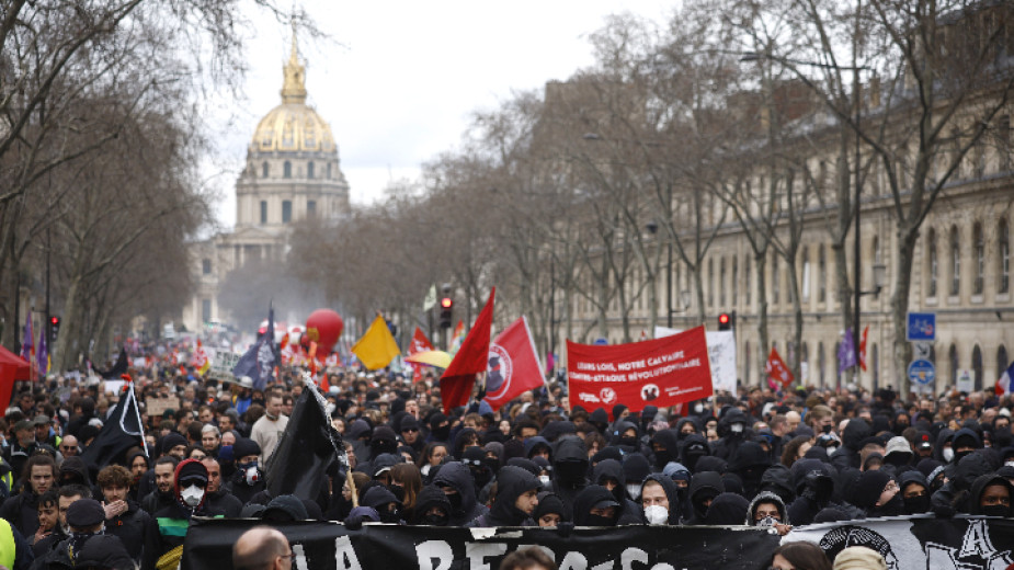 Франция е изправена днес пред пореден ден на масови протести