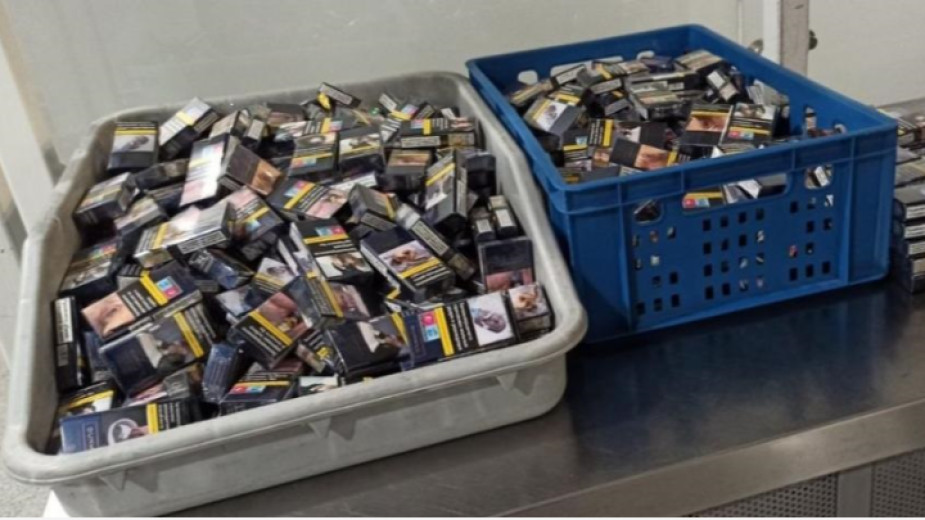 Митническите служители на Митнически пункт Летище Бургас иззеха 2569 кутии  51 380 къса  цигари
