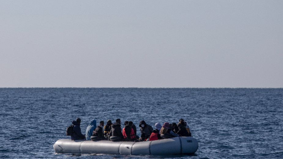 Най малко 27 мигранти загинаха при потъването на две лодки