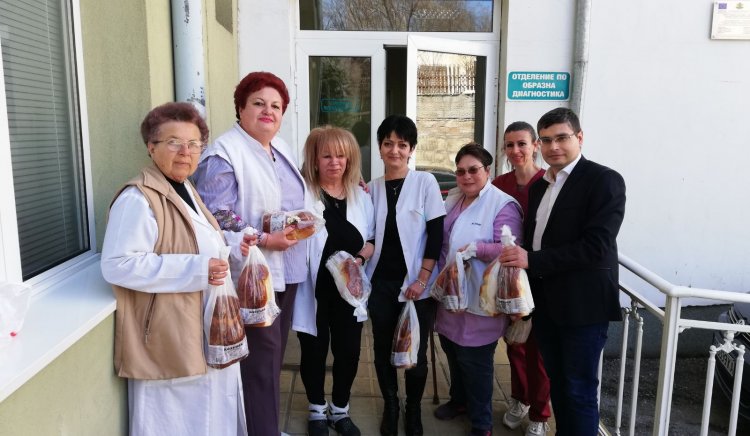 Млади социалисти от Велико Търново зарадваха с козунаци медицинските сестри