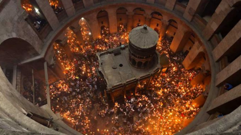 Благодатният огън слезе в църквата Възкресение Христово в Йерусалим точно