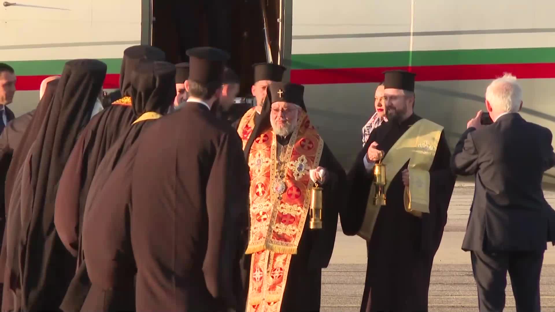  Благодатният огън от Божи гроб в Йерусалим пристигна в България
