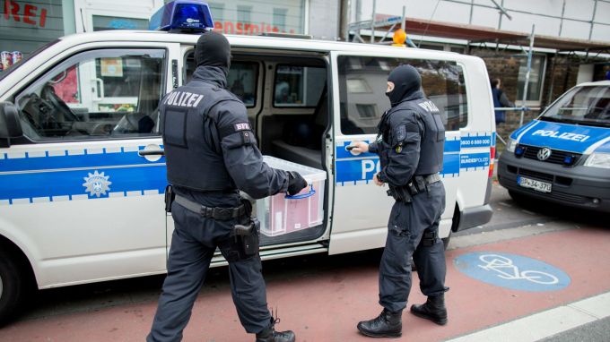 Германската полиция задържа 30 нелегални мигранти, превозвани в микробус в