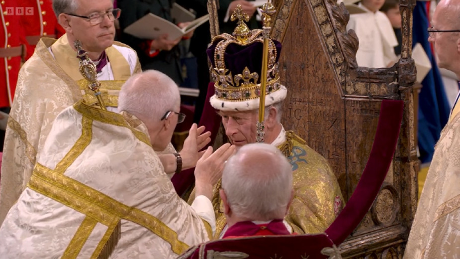 Чарлз Трети бе коронясан за британски крал след като архиепископът