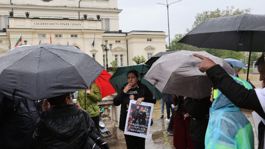 Близки на загинали пешеходци и пострадали в катастрофи се събраха
