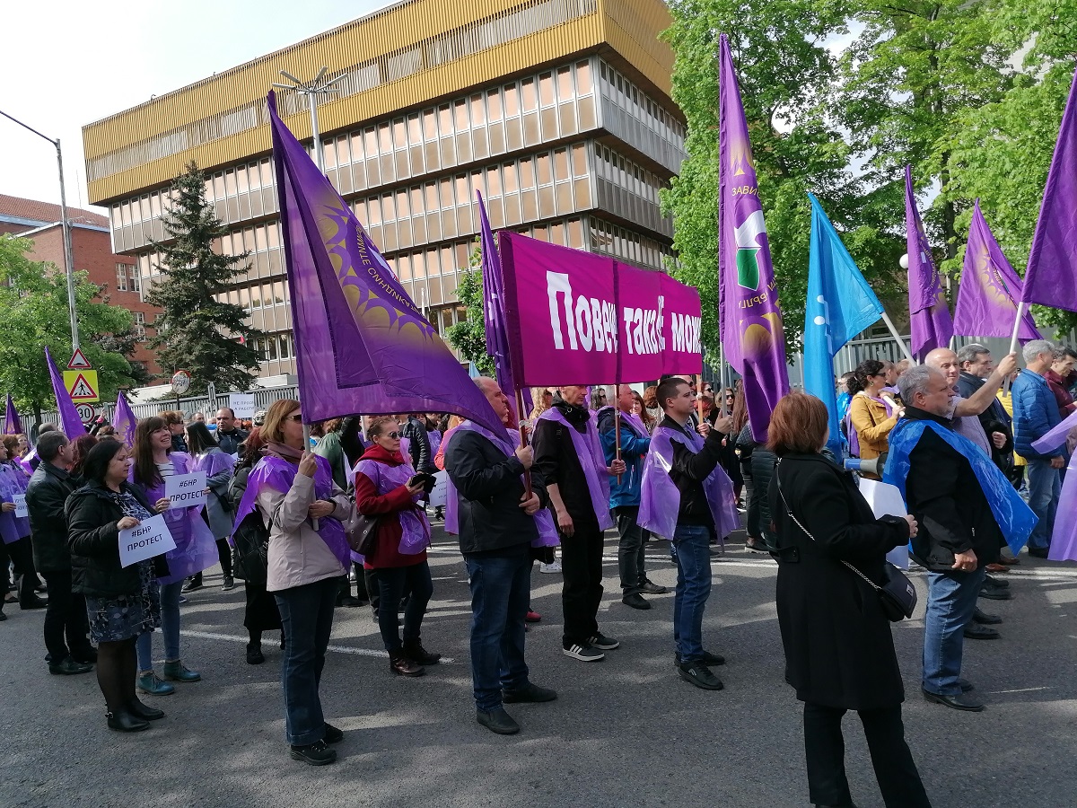 Работещите в Българското национално радио БНР излязоха вчера на протест
