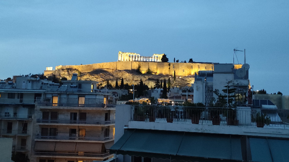 Гърците гласуват днес на редовни парламентарни избори.Секциите отварят врати в