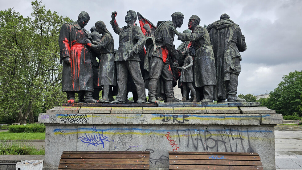 Паметникът на Съветската армия в центъра на София вчера отново