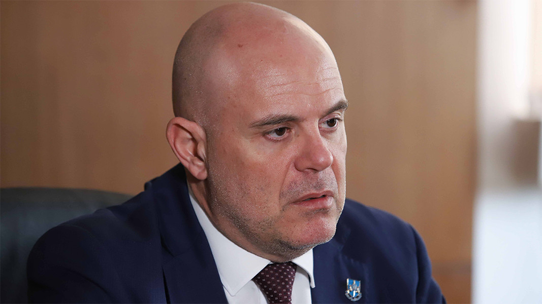 Главният прокурор Иван Гешев поиска от Конституционния съд да каже