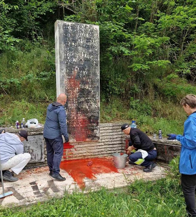 Паметника на българските подводничари в близост до село Близнаци край