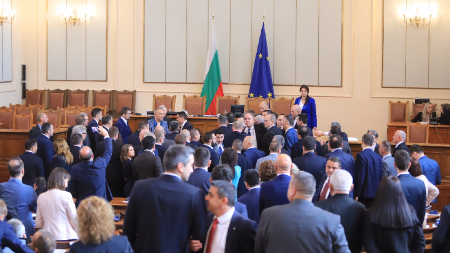 Физически сблъсък между депутати в Народното събрание Народните представители събраха