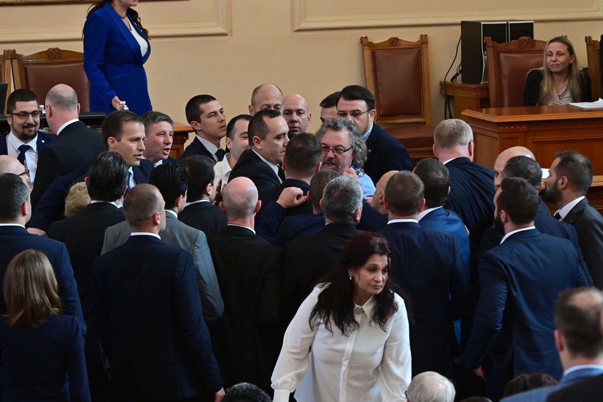 Юлия ВУТОВА Работата на парламента вчера започна със скандал с ескалация