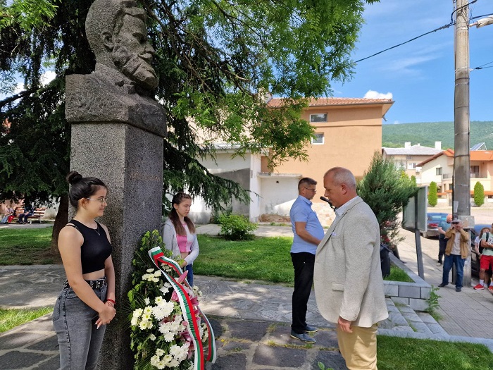 Цветя пред паметника на Христо Ботев поднесоха кметът на община