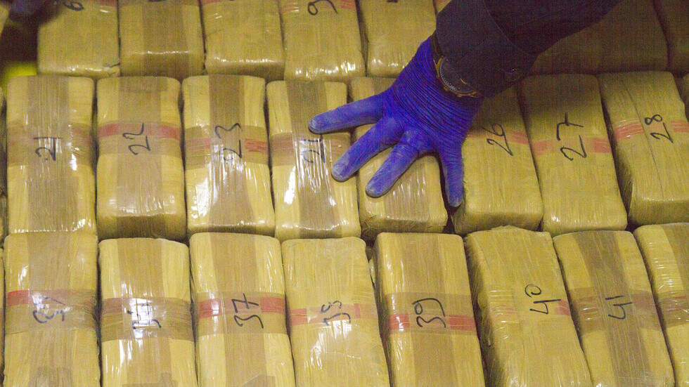 Полицията в Гърция е открила десетки пакети с кокаин укрити