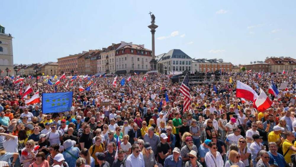 Стотици хиляди излязоха по улиците на Варшава днес на един
