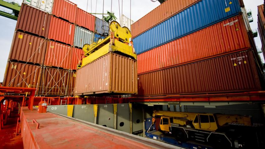 Външната търговия на България се свива през април като износът