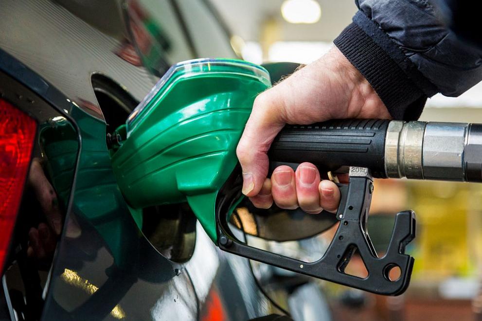 Цената на най-масовия бензин А95 тръгна нагоре и на бензиностанциите