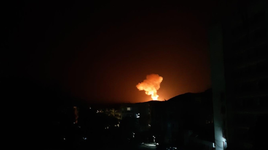 За силни взривове малко след полунощ съобщават жителите на Карнобат