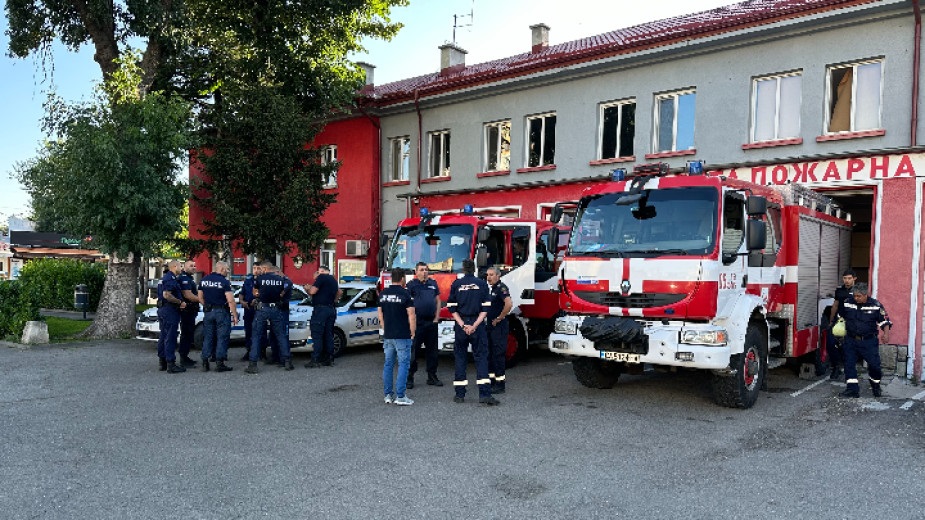 Полицаи и пожарникари се събраха на символичен протест в София В
