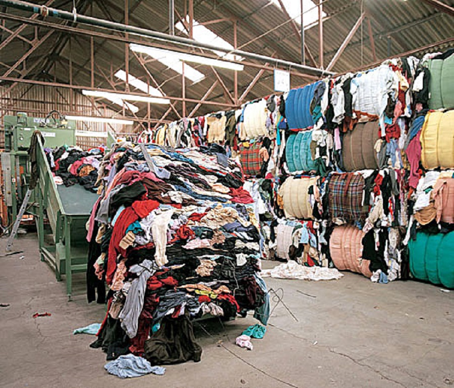 Сто хиляди тона дрехи и битов текстил се изхвърлят в