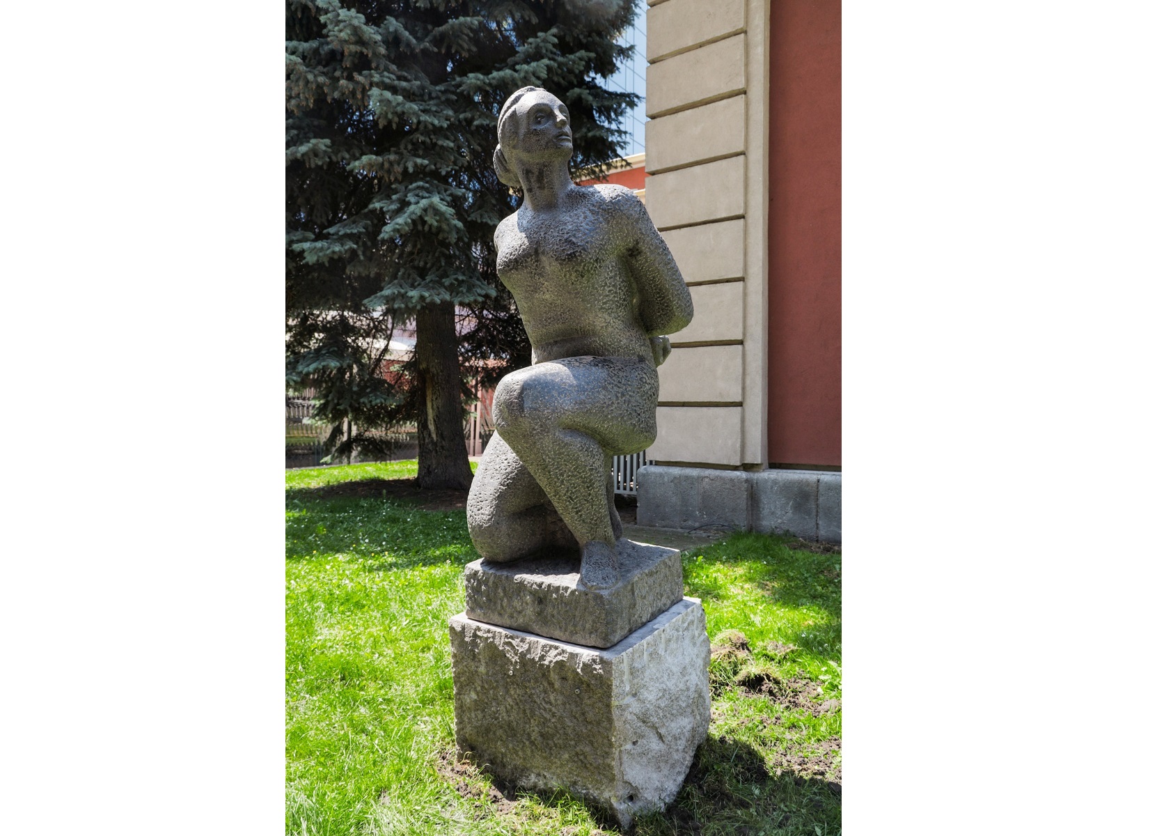 Скулптурата Пред разстрел (1985) от именития български скулптор Николай Владов