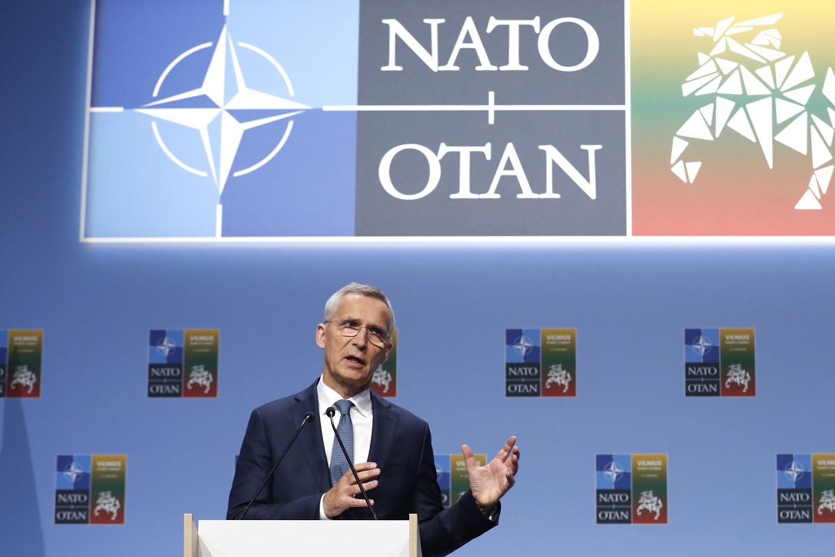 Лидерите на тридесетте и една държави членки на НАТО се