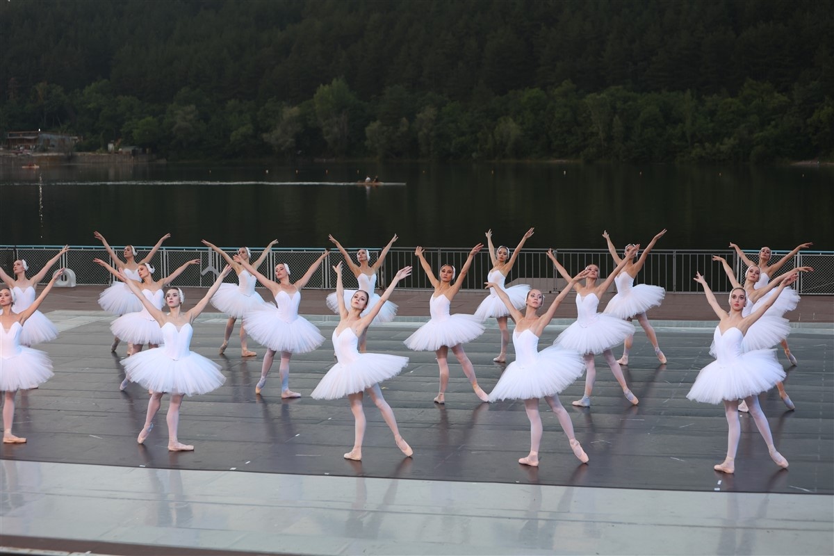 Три представления на Лебедово езеро от Чайковски в изпълнение на