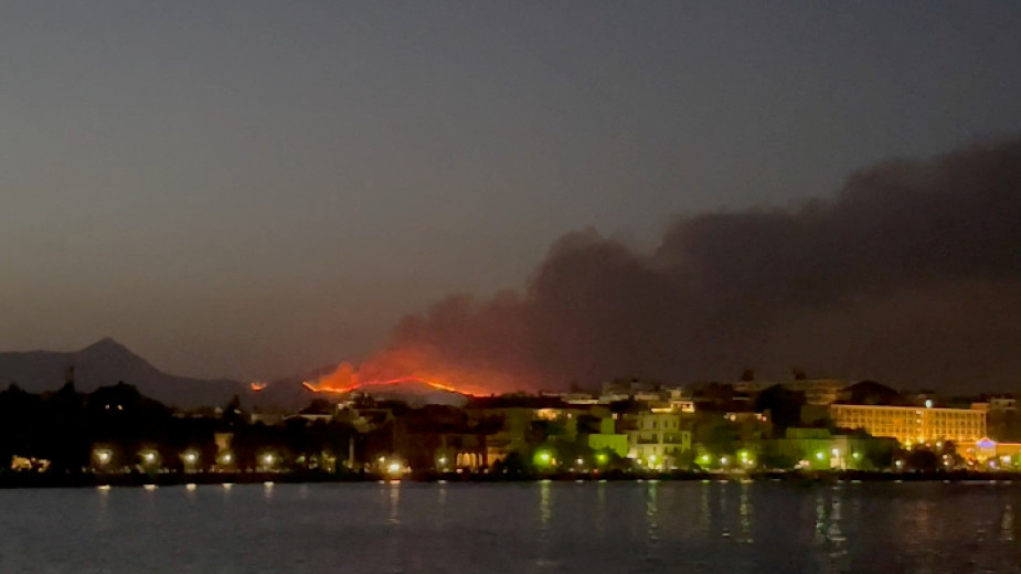 На островите Родос и Корфу продължава борбата с пожарния фронт