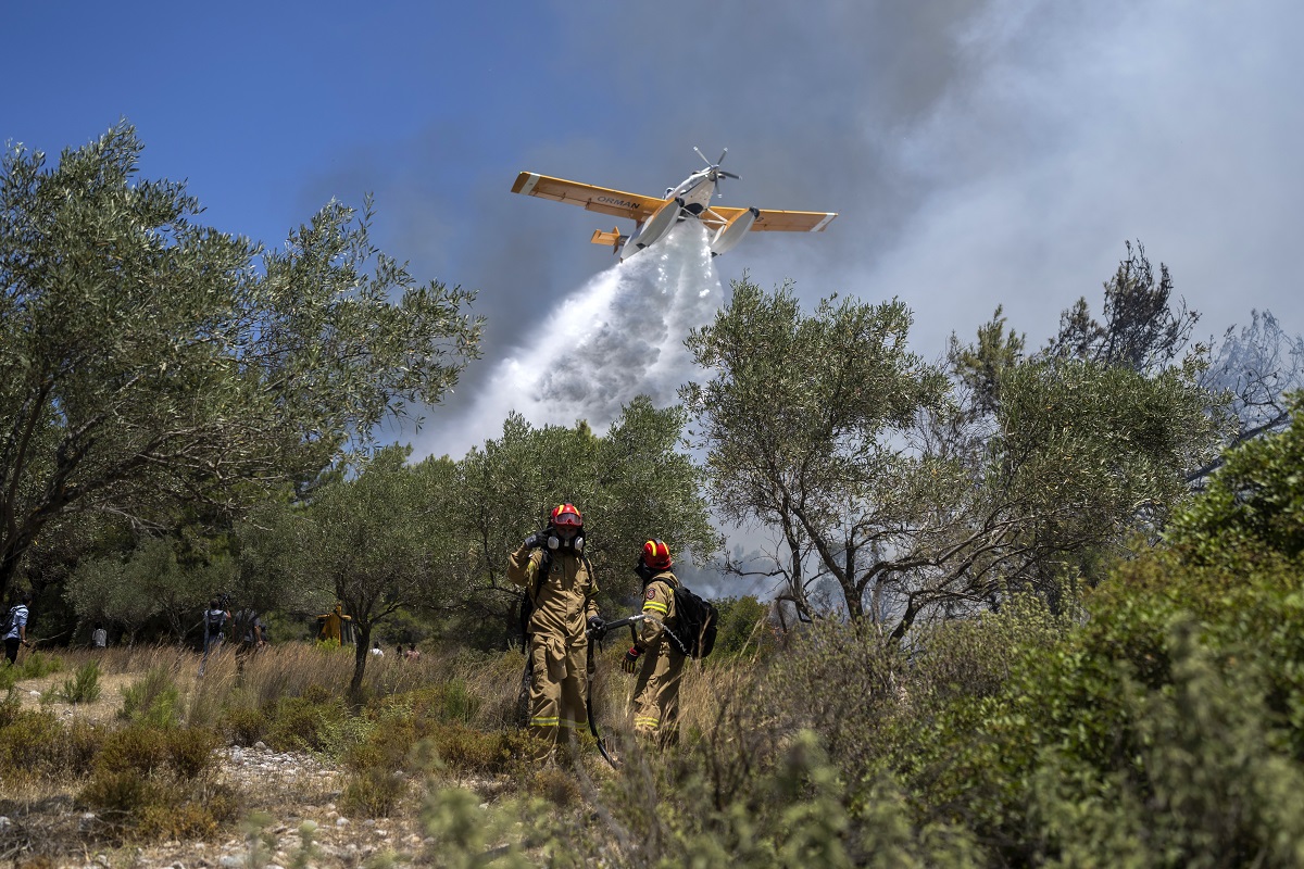 На много места в Гърция пожарникари от южната ни съседка