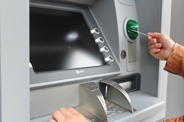 Банките ще премахнат някои такси за използване на дебитни карти