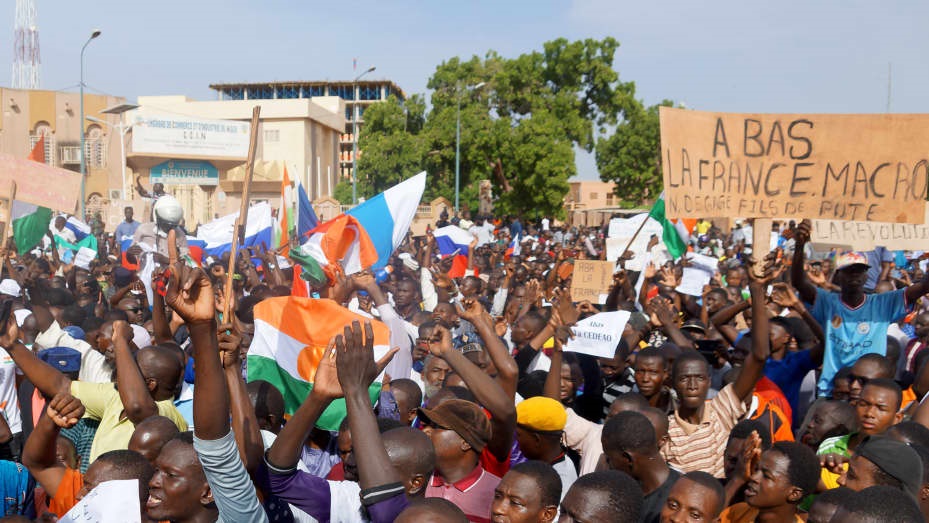 Военните в Нигер, които свалиха президента Мохамед Базум, обявиха спиране