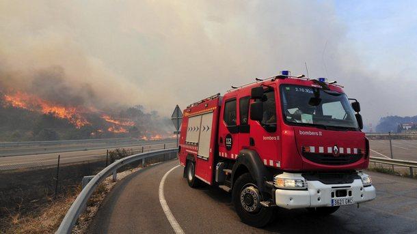 Голям горски пожар наложи евакуацията на близо 140 души в