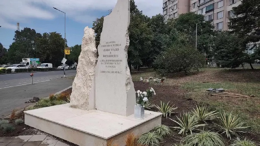 В Бургас издигнаха паметник на полицаите, които бяха блъснати от