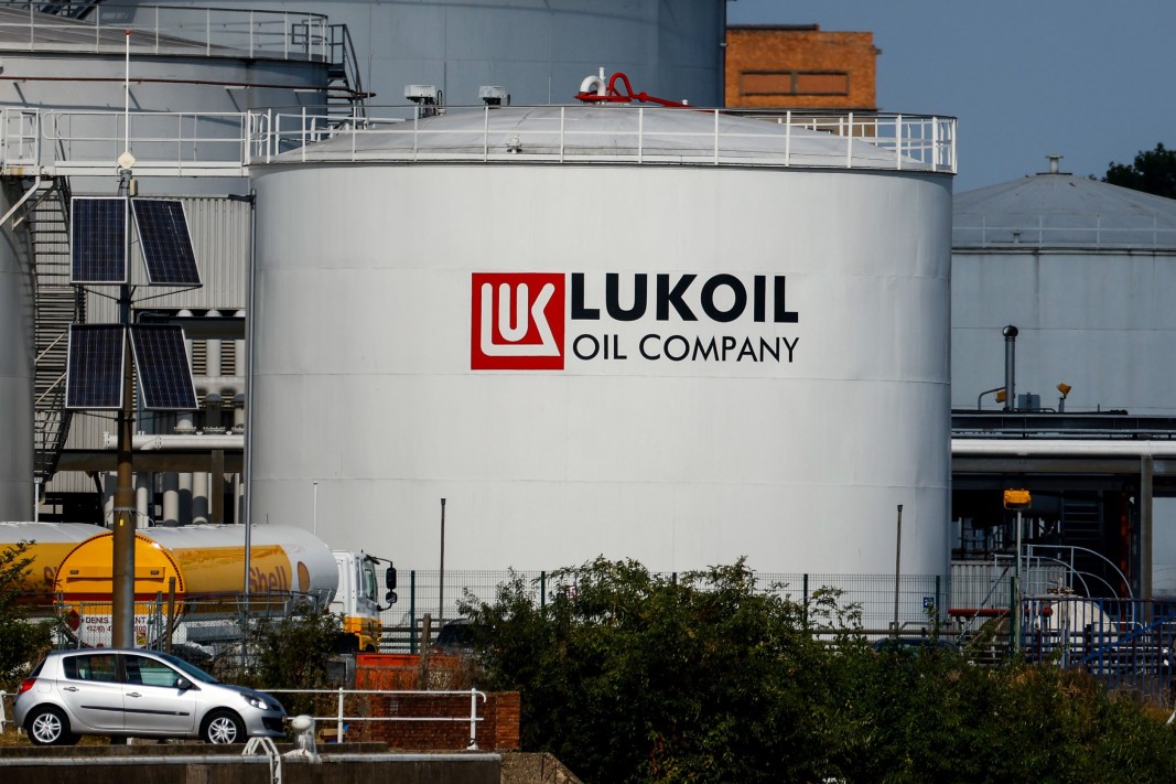 Правителството реши да уведоми Лукойл Нефтохим Бургас АД за прекратяването