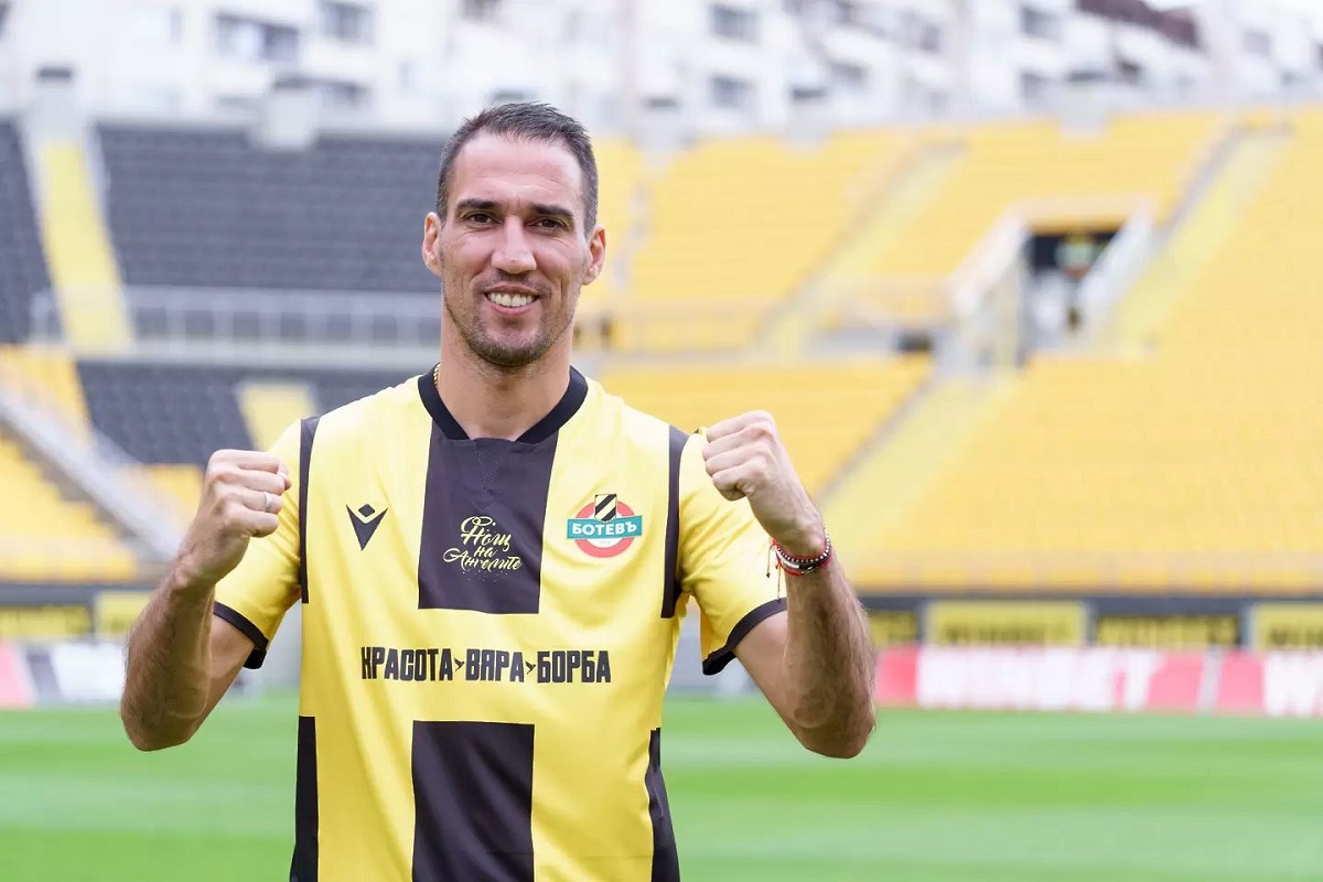 Ботев Пд официално представи Ивелин Попов Бившият капитан на националния