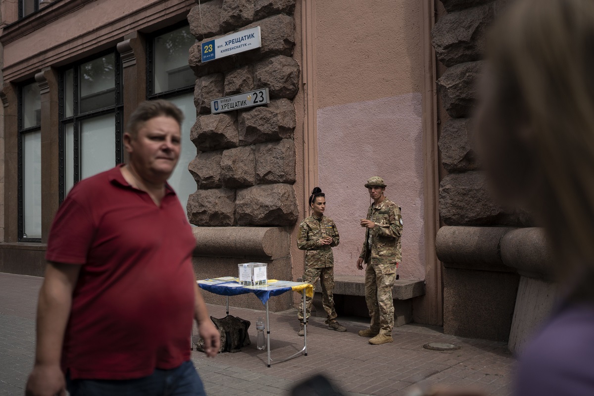 В  рамките на борбата срещу корупцията в украинската армия президентът
