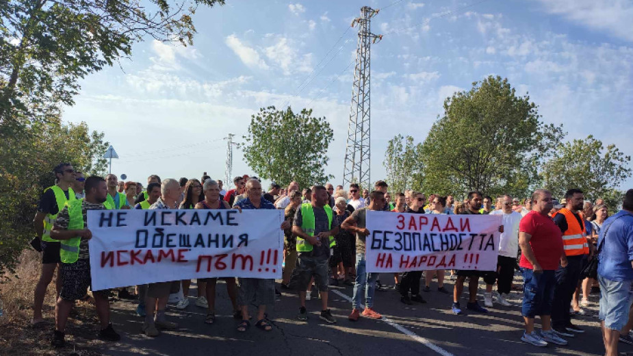 Над 200 жители на бургаските квартали Рудник и Черно море излязоха