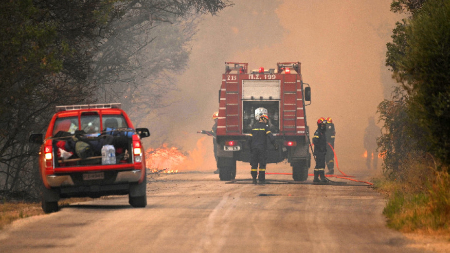 Продължава и днес борбата с огнената стихия в Гърция Мащабен