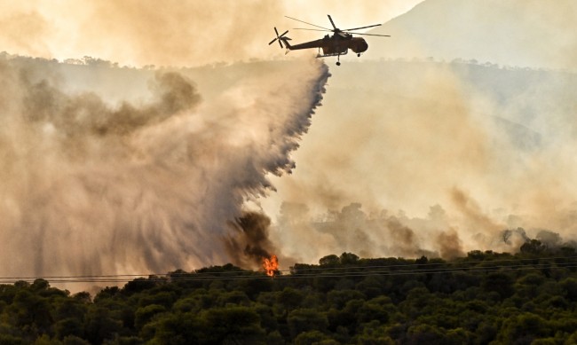 В Северна Гърция огънят се движи към българската граница заяви